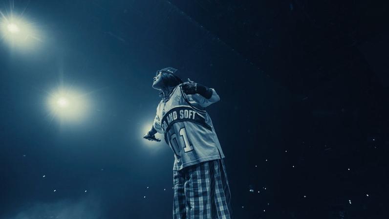 Billie Eilish apresenta visão de filme-concerto com James Cameron no trailer