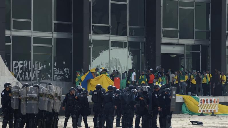 Manifestantes invadem Congresso, STF e Palácio do Planalto.