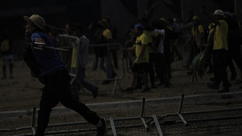 Manifestantes invadem Congresso, STF e Palácio do Planalto.
