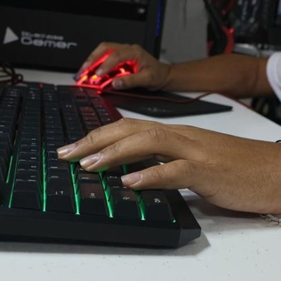 Projeto incentiva contratação de mulheres 40+ na área de tecnologia