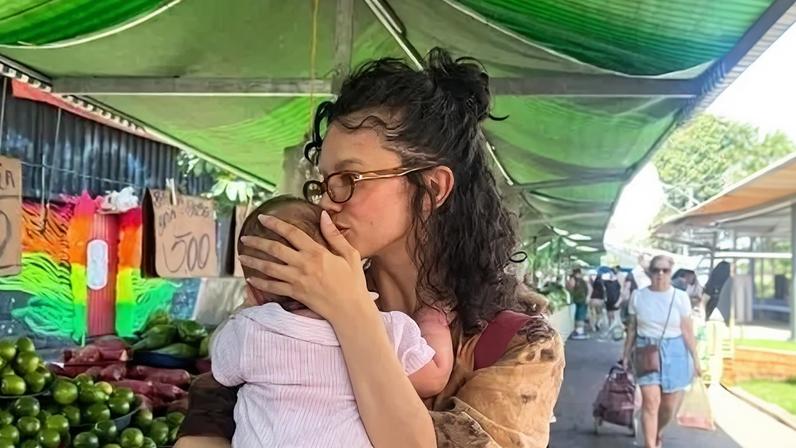 Manu Gavassi comemora 1º ano da filha com foto rara