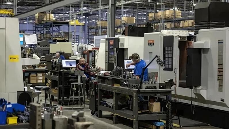 Funcionários na área de produção da General Stamping & Metalworks em South Bend, Indiana, EUA, em 23 de março de 2026