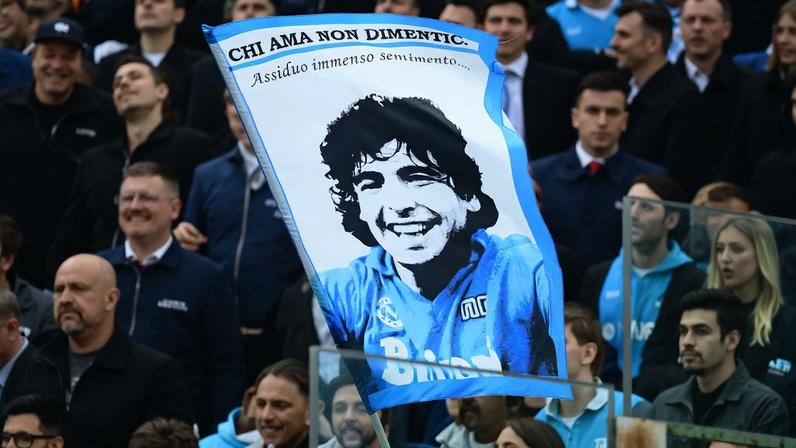 Foto de Maradona no estádio Ennio Tardini, em Parma, na Itália 12 de abril de 2026 REUTERS/Daniele Mascolo