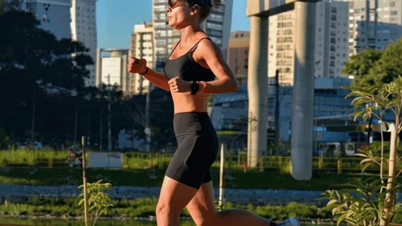 Influencer e triatleta brasileira morre em etapa de natação de Ironman nos EUA