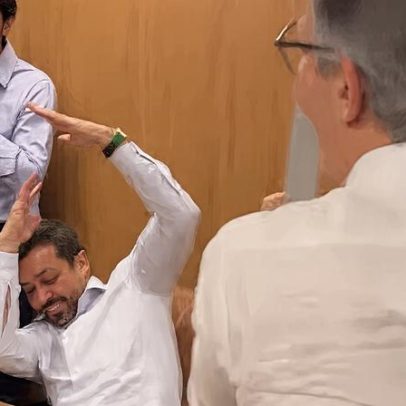 Zema imita Datena e finge dar cadeirada em Marçal