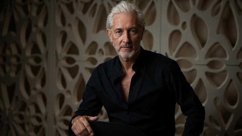 O designer holandês Marcel Wanders, também diretor criativo da Moooi, é conhecido por suas peças e instalações inspiradoras e lúdicas