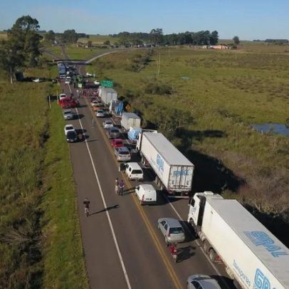 Greve de caminhoneiros paralisa exportações de grãos na Argentina em Quequén
