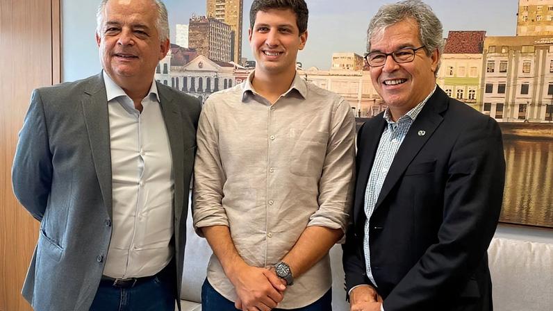 Na imagem, Márcio França (à esq.) e João Campos (ao centro) aparecem em reunião na prefeitura do Recife, em fevereiro de 2023; à direita, o presidente da ApexBrasil, Jorge Viana