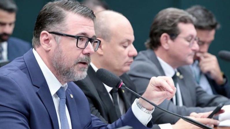 Comissão aprova transferência de taxas de colecionador de arma para a PF