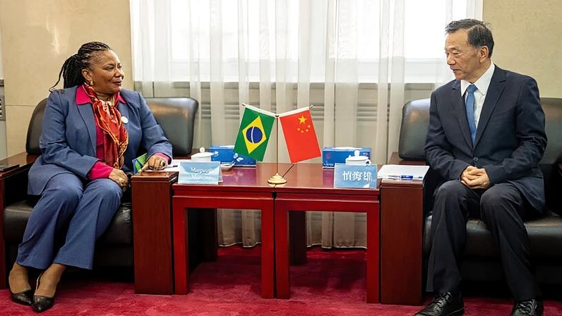 O encontro de Margareth Menezes (esq.) com Shen Haixiong (dir.) faz parte das atividades do Ano Cultural Brasil-China 2026