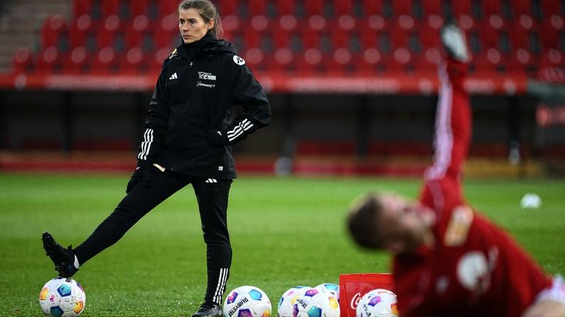 FILE PHOTO: Soccer Football - Bundesliga - 1. FC Union Berlin v FC Augsburg - Stadion An der Alten Forsterei, Berlin, Germany - November 25, 2023 1. FC Union Berlin assistant coach Marie-Louise Eta during the warm up before the match REUTERS/Annegret Hilse /File Photo NO RESALES. NO ARCHIVES