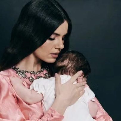 Camila Queiroz revela rosto da filha pela primeira vez