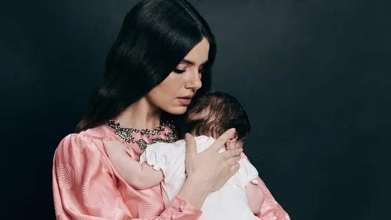 Camila Queiroz apresenta sua filha, Clara — Foto: Hick Duarte (Thinkers Mgmt)