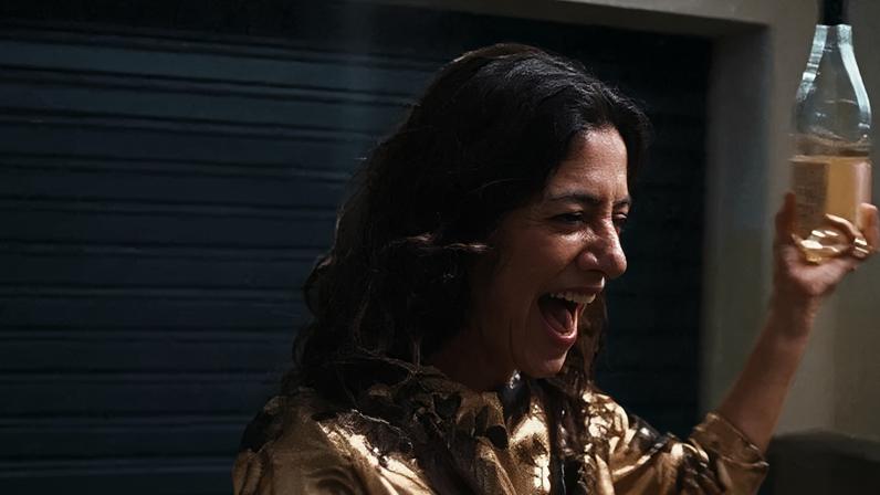 Marina Person faz transição no filme Isabel, largando tudo e abrindo um bar
