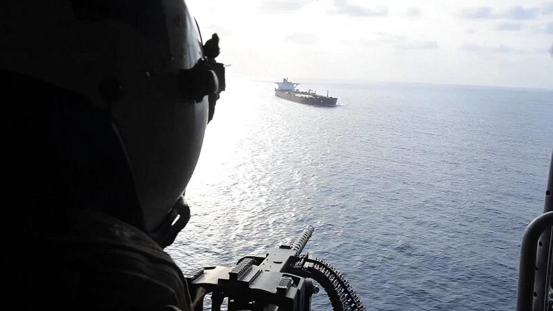 militares avaliam destino da embarcação interceptada