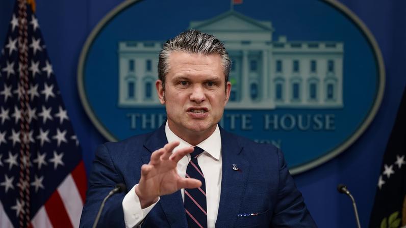 Segundo relatos da imprensa americana, John C. Phelan vinha se desentendendo há meses com o secretário da Guerra, Pete Hegseth (foto) (Foto: JIM LO SCALZO/EFE/EPA)