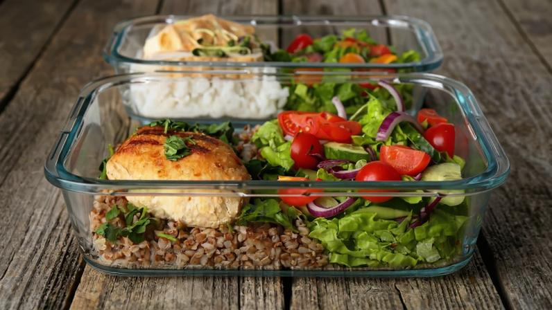 Frango grelhado com salada e trigo-sarraceno