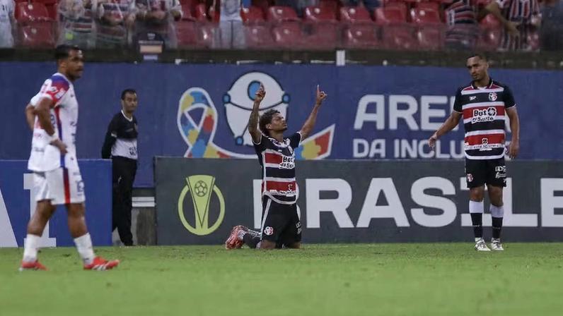 Marquinhos, atacante do Santa Cruz, comemora gol em estreia da Série C — Foto: Rafael Vieira/AGIF