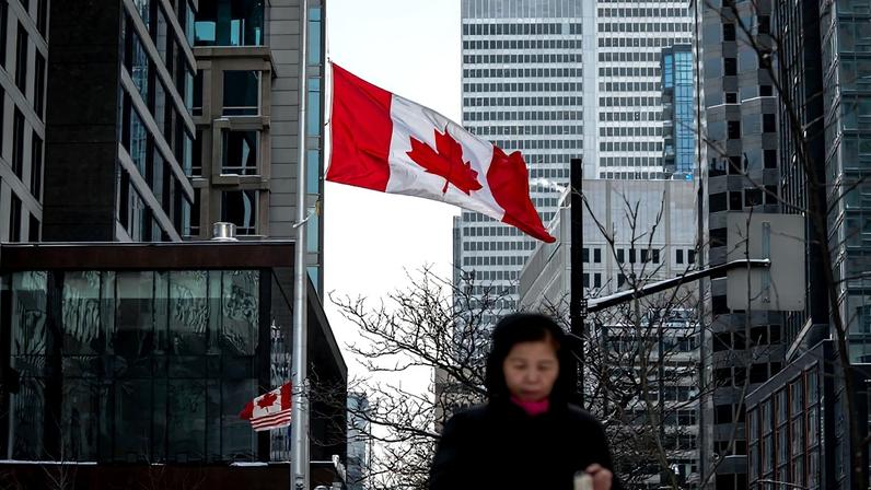 A bandeira canadense é hasteada a meio mastro em Monteral no mês de fevereiro, após o massacre — Foto: Andrej Ivanov/Getty Images