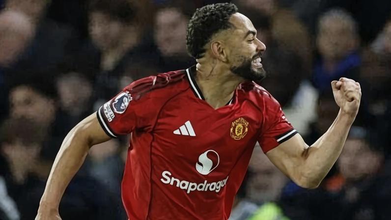 Matheus Cunha comemora após marcar para o Manchester United contra o Chelsea pelo Campeonato Inglês 2025/2026