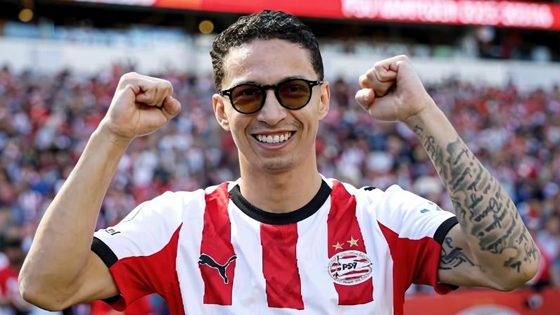 Mauro Júnior comemora o quarto título holandês da sua carreira pelo PSV