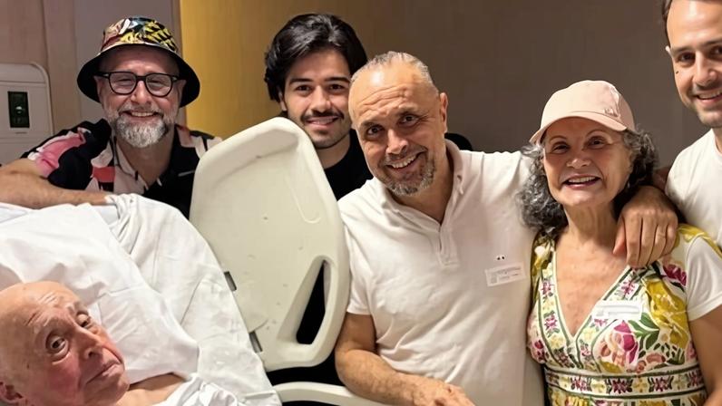 Mauro Mendonça comemora 95 anos com a família, hospitalizado