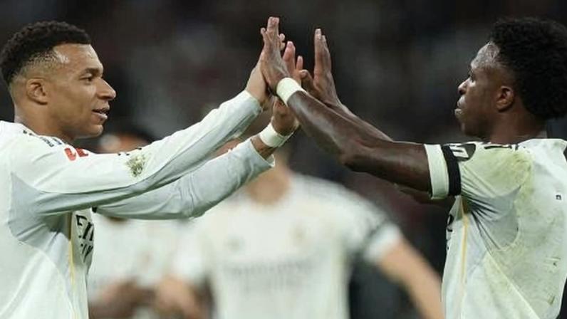 Mbappé e Vini Jr comemoram gol contra o Alavés, pelo Campeonato Espanhol