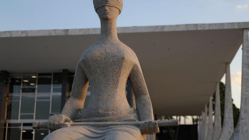 Fachada do Supremo Tribunal Federal (STF) com estátua A Justiça, de Alfredo Ceschiatti, em primeiro plano.