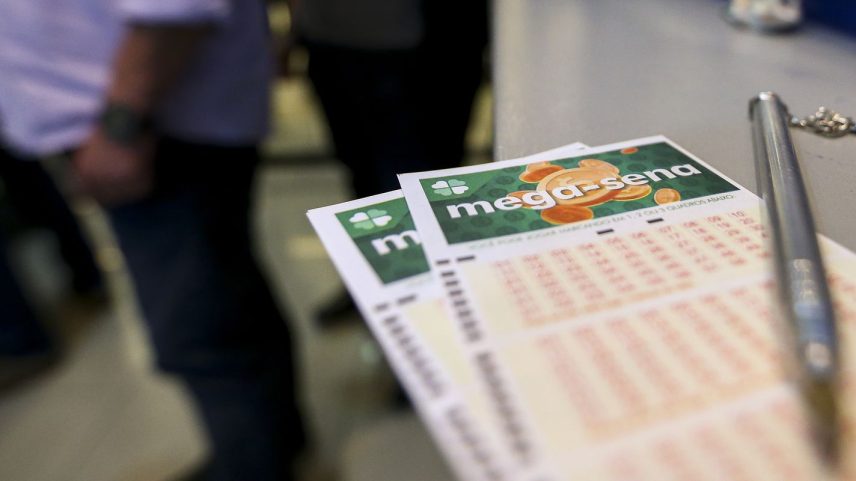 Apostadores fazem fila em casa lotérica. A Caixa Econômica Federal sorteia hoje (08) as seis dezenas do concurso 2.149 da Mega-Sena acumulada, que deve pagar um prêmio de R$ 170 milhões.