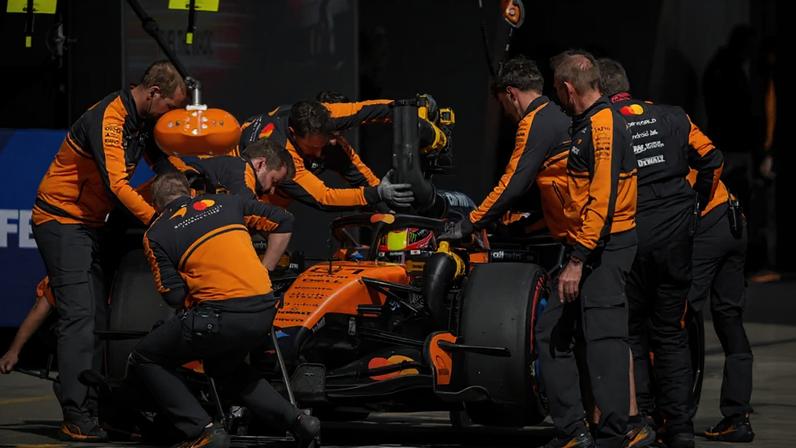Pit stop da McLaren em GP da China na F1 2026 (Foto: Andy Wong / POOL / AFP)