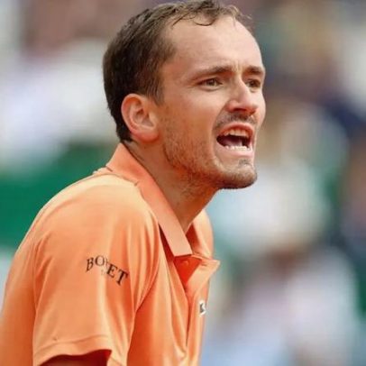 Medvedev leva bicicleta em Monte Carlo e quebra raquete