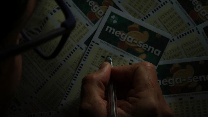 A Mega-Sena tem, em geral, três sorteios semanais: às terças, às quintas e aos sábados