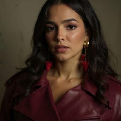 Mel Maia apresenta look com crochê e couro em desfile no Rio de Janeiro