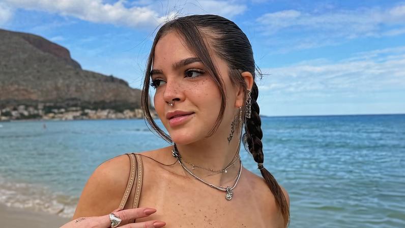 Mel Maia dá puxadinha no biquíni para mostrar marquinha de bronzeado e provoca clima quente na web