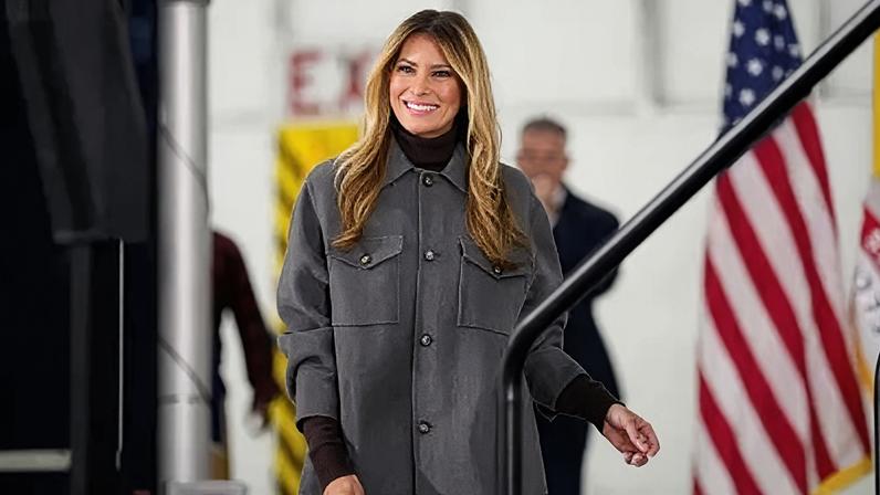 A primeira-dama Melania Trump chega para um evento de distribuição de kits de Natal da Cruz Vermelha dentro no dia 1º de dezembro de 2025, na Base Aérea Conjunta Andrews, em Maryland. O evento faz parte do Serviço da Cruz Vermelha Americana às Forças Armadas (SAF), que apoia militares, veteranos e suas famílias