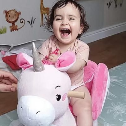 Bebê que perdeu interesse por brinquedos recebe diagnóstico raro e grave