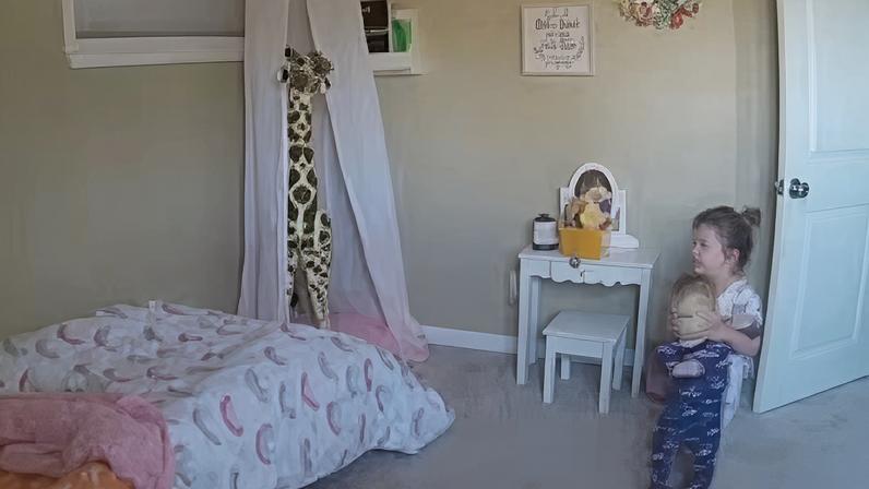Harper pegou June para continuar a brincadeira, sem a mãe delas saber — Foto: Reprodução/redes sociais