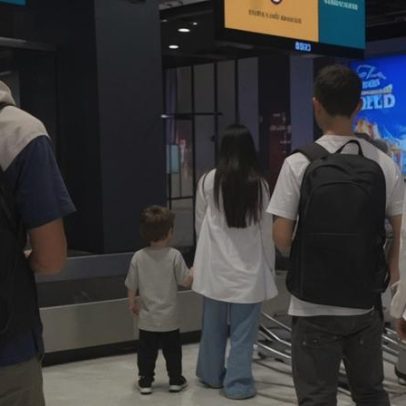 Menino segura mão de estranha em aeroporto, pensando ser sua mãe