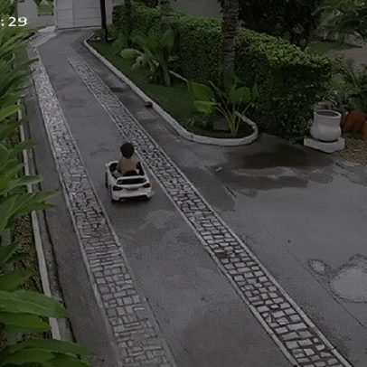 Menino de 2 anos abre portão automático e tenta fugir de casa em carrinho