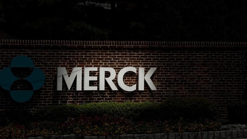 O logotipo da Merck é visto em um portão do campus da Merck & Co em Rahway, Nova Jersey 12 de julho de 2018