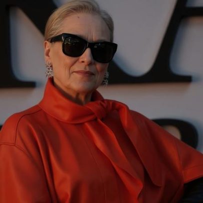 Meryl Streep anuncia leilão do figurino de Diabo Veste Prada 2 para imprensa