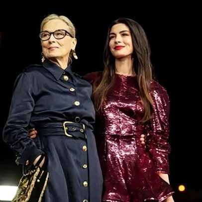 Anne Hathaway elogia trabalhar com Meryl Streep: reverência mútua