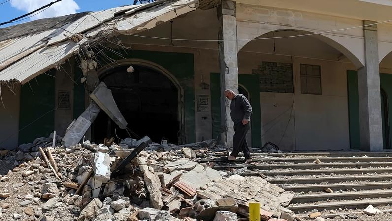 Mesquita que foi alvo de um ataque israelense na vila libanesa de Kfar Sir, no sul do Líbano