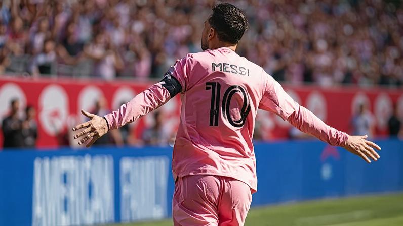 Messi celebra seu segundo gol na vitória do Inter Miami sobre o Colorado Rapids