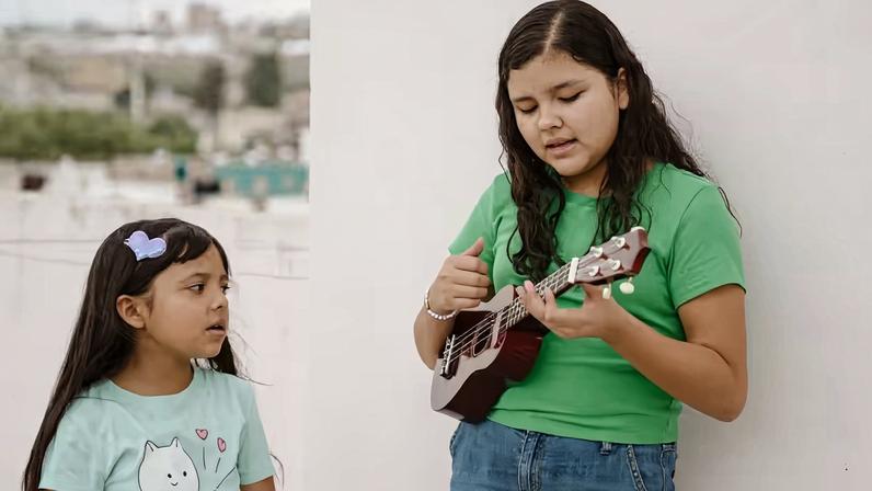 Alissa (à direita) e sua irmã caçula cantando louvores juntas