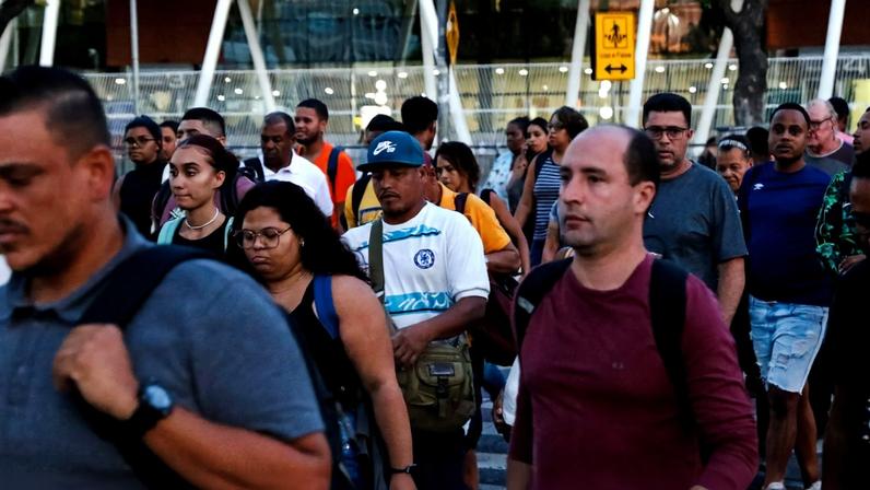 Trabalhadores em deslocamento de volta para casa na região da Central do Brasil. Foto: Fernando Frazão/Agência Brasil
