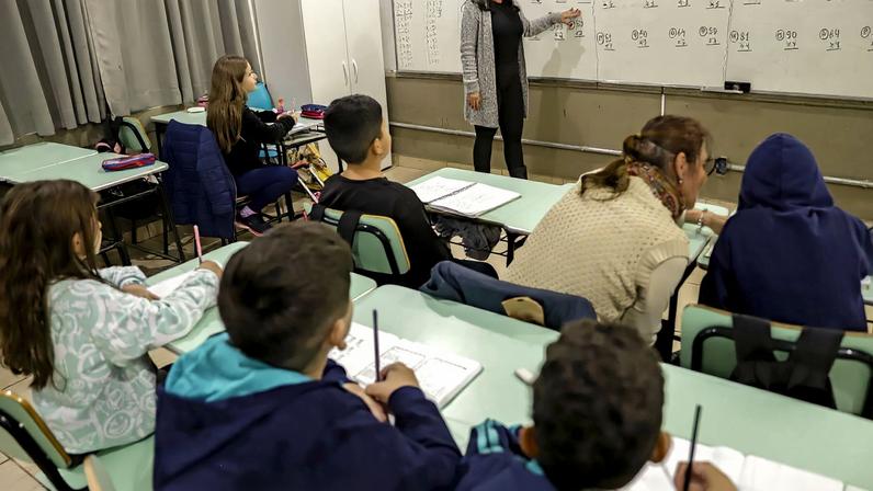 A professora Suelem Furlanetto dentro de sala de aula na Escola Municipal Rio Grande do Sul, após enchente que atingiu toda a escola. Foto: Bruno Peres/Agência Brasil