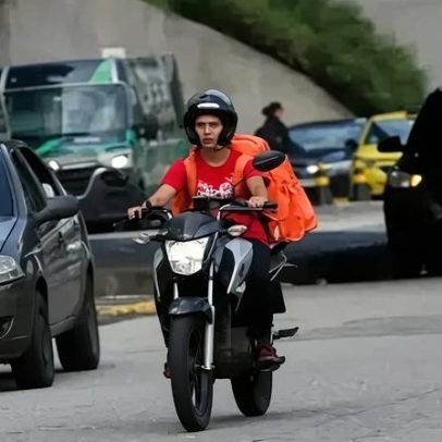Motociclista de app morre após ser atingido por ônibus em MG