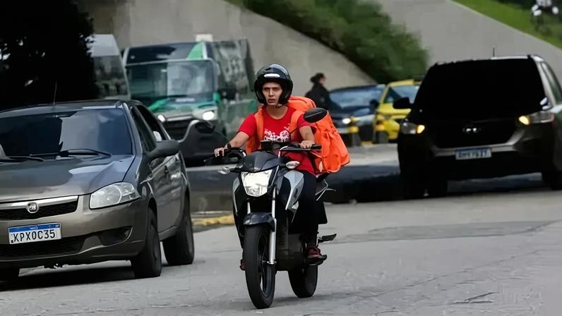 Motociclista fazia uma corrida com passageiro no momento do acidente