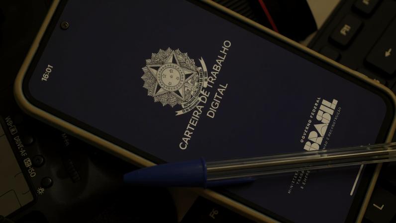 Brasília (DF), 30/04/2025 - Celular com Carteira de Trabalho Digital. Foto: Bruno Peres/Agência Brasil